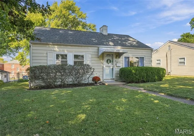 Photo 3 of Sale Pending at 3923 Wenzlick Ave, Saint Louis, MO 63109 | MLS# MIS26062522 | Listing updated on 2026-10-15