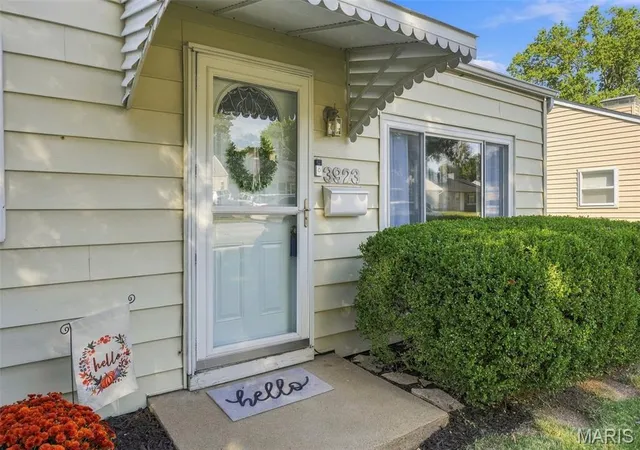 Photo 3 of Sale Pending at 3923 Wenzlick Ave, Saint Louis, MO 63109 | MLS# MIS26062522 | Listing updated on 2026-10-15