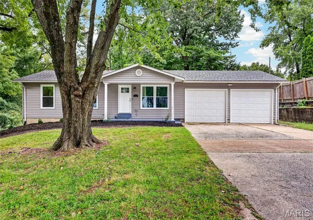 Photo 1 of Single family home for sale at 11 Highland Dr, Saint Charles, MO 63303 | MLS# MIS26062525 | Listing updated on 2026-09-28