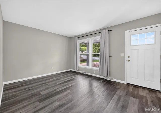 Photo 2 of Single family home for sale at 11 Highland Dr, Saint Charles, MO 63303 | MLS# MIS26062525 | Listing updated on 2026-09-28