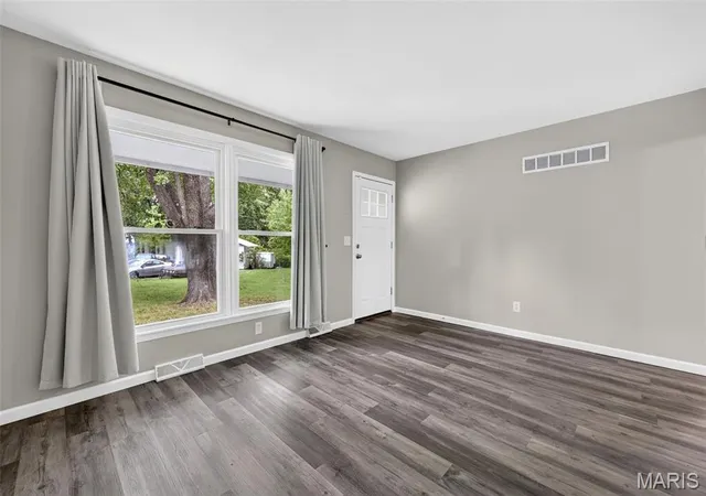 Photo 3 of Single family home for sale at 11 Highland Dr, Saint Charles, MO 63303 | MLS# MIS26062525 | Listing updated on 2026-09-28