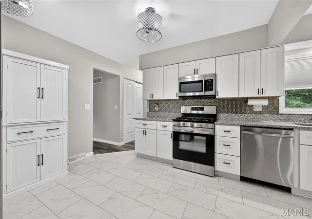 Photo 4 of Single family home for sale at 11 Highland Dr, Saint Charles, MO 63303 | MLS# MIS26062525 | Listing updated on 2026-09-28