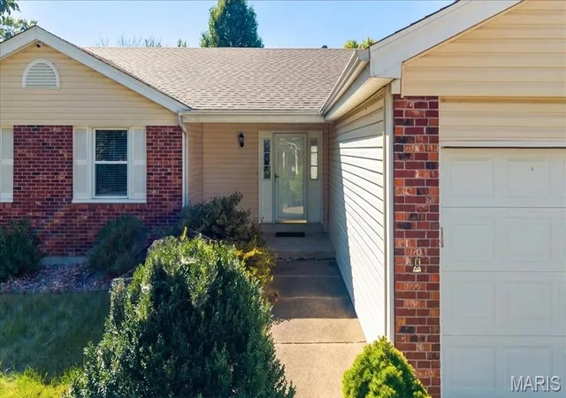 Photo 2 of Single family home for sale at 935 W Weybridge Ct, Saint Charles, MO 63304 | MLS# MIS26062526 | Listing updated on 2026-10-08