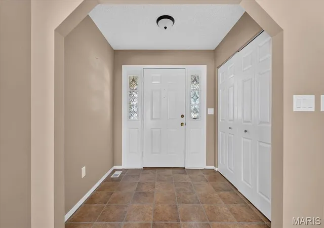 Photo 3 of Single family home for sale at 935 W Weybridge Ct, Saint Charles, MO 63304 | MLS# MIS26062526 | Listing updated on 2026-10-08