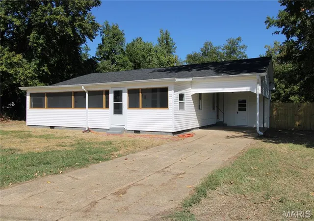Photo 1 of Single family home for sale at 2307 Fair St, Poplar Bluff, MO 63901 | MLS# MIS26062532 | Listing updated on 2026-09-29