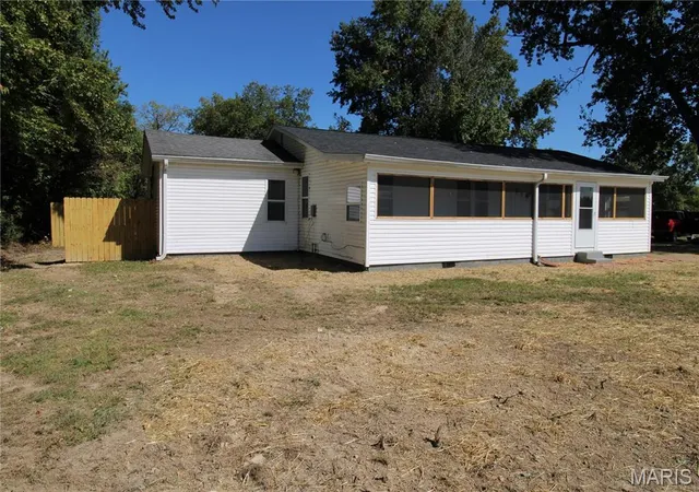 Photo 3 of Single family home for sale at 2307 Fair St, Poplar Bluff, MO 63901 | MLS# MIS26062532 | Listing updated on 2026-09-29
