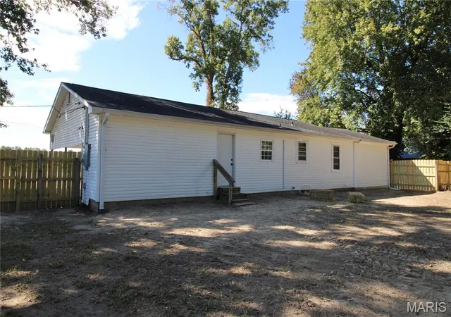 Photo 3 of Single family home for sale at 2307 Fair St, Poplar Bluff, MO 63901 | MLS# MIS26062532 | Listing updated on 2026-09-29