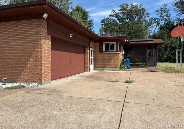 Photo 2 of Single family home for sale at 42 Harneywold Dr, Saint Louis, MO 63136 | MLS# MIS26062534 | Listing updated on 2026-09-29