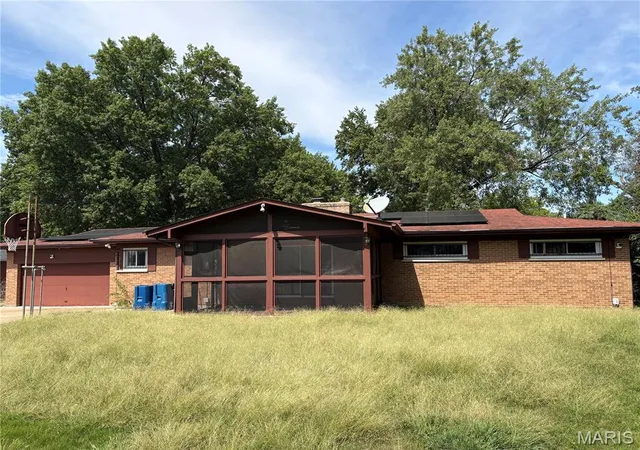 Photo 3 of Single family home for sale at 42 Harneywold Dr, Saint Louis, MO 63136 | MLS# MIS26062534 | Listing updated on 2026-09-29