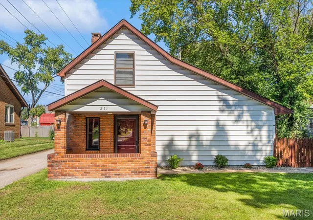 Photo 1 of Single family home for sale at 211 E Monroe St, Belleville, IL 62220 | MLS# MIS26062538 | Listing updated on 2026-10-01