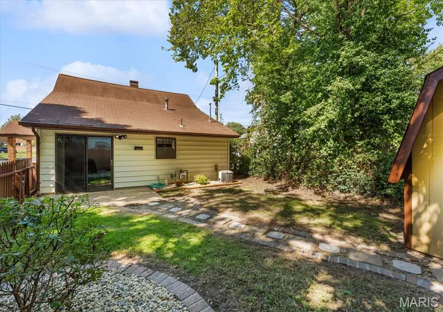 Photo 2 of Single family home for sale at 211 E Monroe St, Belleville, IL 62220 | MLS# MIS26062538 | Listing updated on 2026-10-01