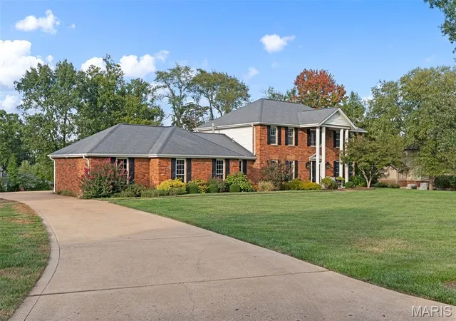Photo 3 of Single family home for sale at 9 Clarkson Farm Dr, Chesterfield, MO 63017 | MLS# MIS26062539 | Listing updated on 2026-10-07