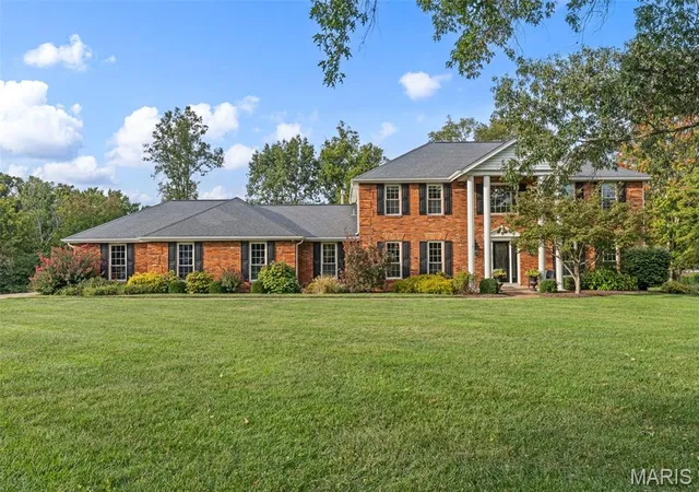 Photo 3 of Single family home for sale at 9 Clarkson Farm Dr, Chesterfield, MO 63017 | MLS# MIS26062539 | Listing updated on 2026-10-07
