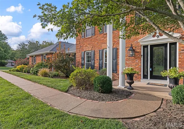 Photo 4 of Single family home for sale at 9 Clarkson Farm Dr, Chesterfield, MO 63017 | MLS# MIS26062539 | Listing updated on 2026-10-07