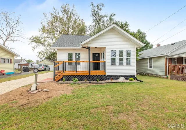 Photo 1 of Single family home for sale at 130 Harnett Ave, Wood River, IL 62095 | MLS# MIS26062543 | Listing updated on 2026-09-28