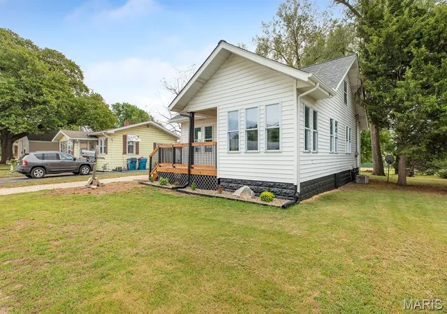 Photo 2 of Single family home for sale at 130 Harnett Ave, Wood River, IL 62095 | MLS# MIS26062543 | Listing updated on 2026-09-28