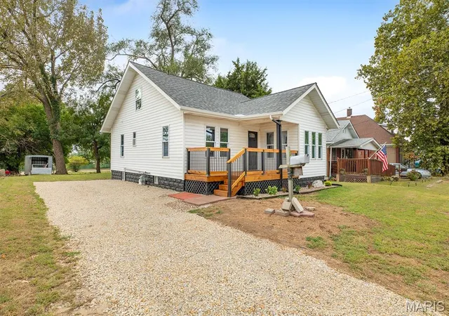 Photo 3 of Single family home for sale at 130 Harnett Ave, Wood River, IL 62095 | MLS# MIS26062543 | Listing updated on 2026-09-28