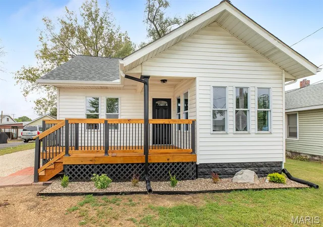 Photo 3 of Single family home for sale at 130 Harnett Ave, Wood River, IL 62095 | MLS# MIS26062543 | Listing updated on 2026-09-28