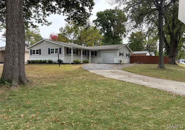 Photo 1 of Single family home for sale at 112 Kassing Ave, Fairview Heights, IL 62208 | MLS# MIS26062547 | Listing updated on 2026-10-23