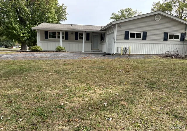 Photo 3 of Single family home for sale at 112 Kassing Ave, Fairview Heights, IL 62208 | MLS# MIS26062547 | Listing updated on 2026-10-23