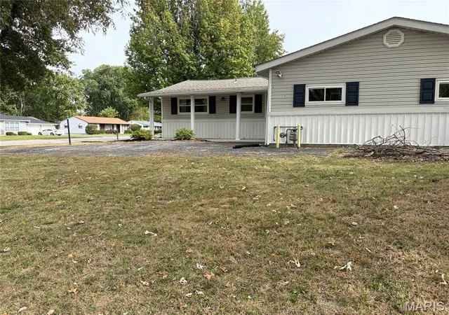 Photo 3 of Single family home for sale at 112 Kassing Ave, Fairview Heights, IL 62208 | MLS# MIS26062547 | Listing updated on 2026-10-23