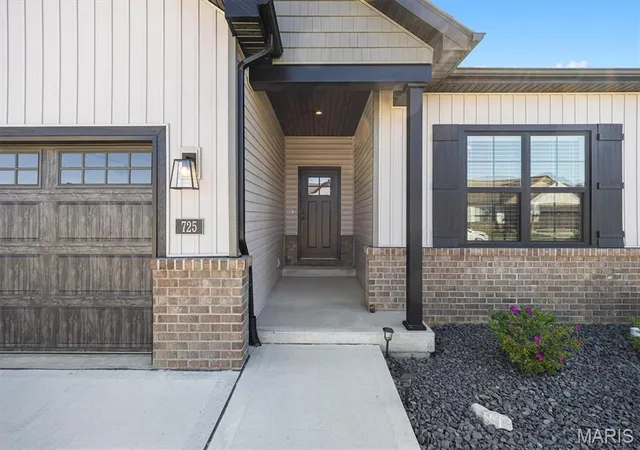 Photo 2 of Single family home for sale at 725 Conner Cir, Fairview Heights, IL 62208 | MLS# MIS26062555 | Listing updated on 2026-10-05