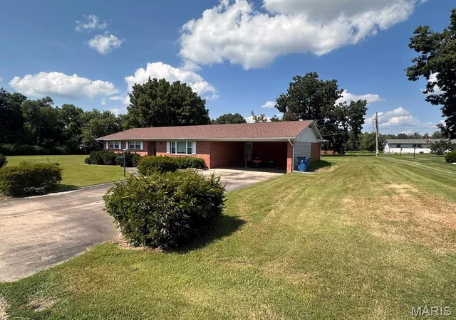 Photo 3 of Single family home for sale at 300 Christian Dr, Bloomfield, MO 63825 | MLS# MIS26062561 | Listing updated on 2026-09-28