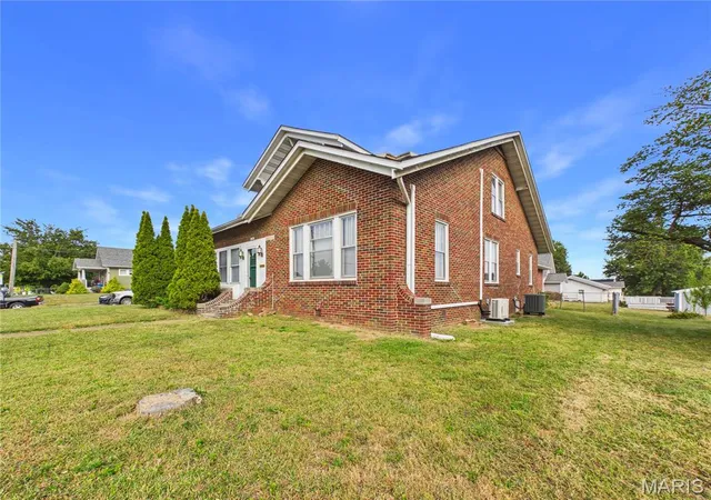 Photo 3 of Single family home for sale at 828 W Saint Joseph St, Perryville, MO 63775 | MLS# MIS26062569 | Listing updated on 2026-10-05