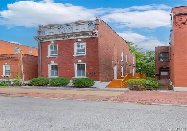 Photo 2 of Sale Pending at 2414 S 11th Street, Saint Louis, MO 63104 | MLS# MIS26062573 | Listing updated on 2026-10-19