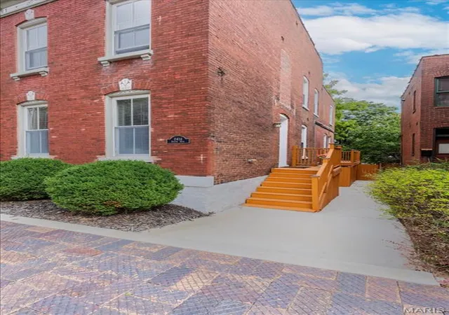 Photo 3 of Sale Pending at 2414 S 11th Street, Saint Louis, MO 63104 | MLS# MIS26062573 | Listing updated on 2026-10-19