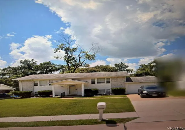 Photo 1 of Sale Pending at 12040 Glenpark Dr, Maryland Heights, MO 63043 | MLS# MIS26062595 | Listing updated on 2026-09-28