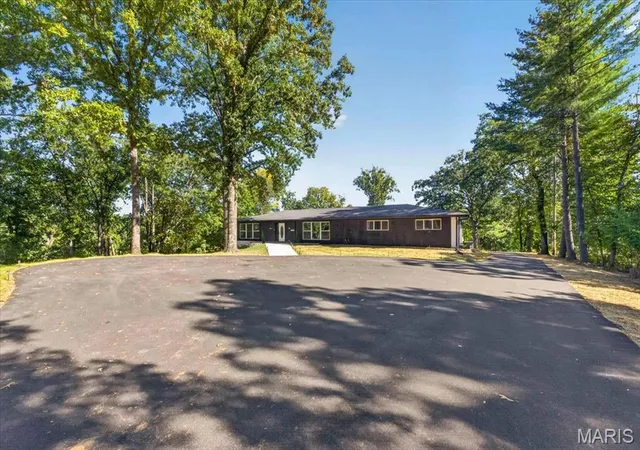 Photo 3 of Single family home for sale at 5030 Brook Dr, Imperial, MO 63052 | MLS# MIS26062607 | Listing updated on 2026-10-08