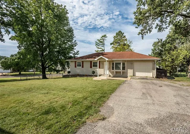 Photo 2 of Sale Pending at 4345 Ringer Rd, Saint Louis, MO 63129 | MLS# MIS26062608 | Listing updated on 2026-10-05