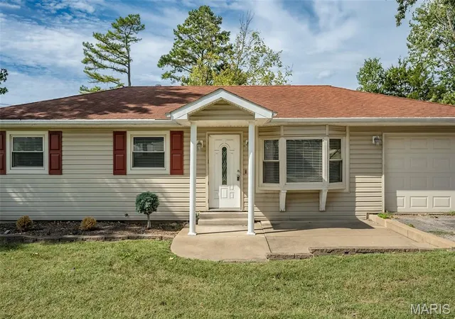 Photo 3 of Sale Pending at 4345 Ringer Rd, Saint Louis, MO 63129 | MLS# MIS26062608 | Listing updated on 2026-10-05