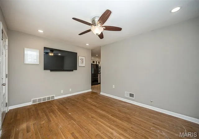Photo 4 of Sale Pending at 4345 Ringer Rd, Saint Louis, MO 63129 | MLS# MIS26062608 | Listing updated on 2026-10-05
