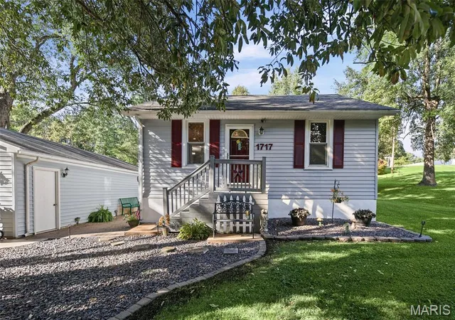 Photo 1 of Single family home for sale at 1717 S 11th Street, Belleville, IL 62226 | MLS# MIS26062628 | Listing updated on 2026-10-21
