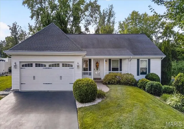 Photo 1 of Single family home for sale at 14904 Jockey Clb Dr, Chesterfield, MO 63017 | MLS# MIS26062630 | Listing updated on 2026-10-07