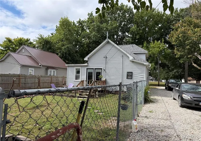 Photo 3 of Single family home for sale at 515 S Cedar St, Nokomis, IL 62075 | MLS# MIS26062631 | Listing updated on 2026-09-29