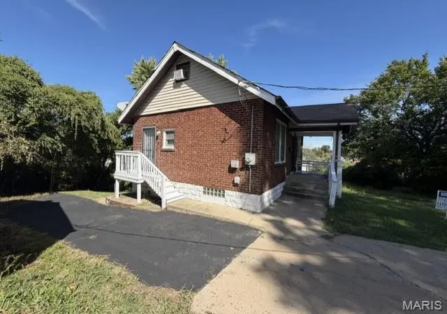 Photo 3 of Single family home for sale at 409 Abston Ave, Ferguson, MO 63135 | MLS# MIS26062642 | Listing updated on 2026-10-28