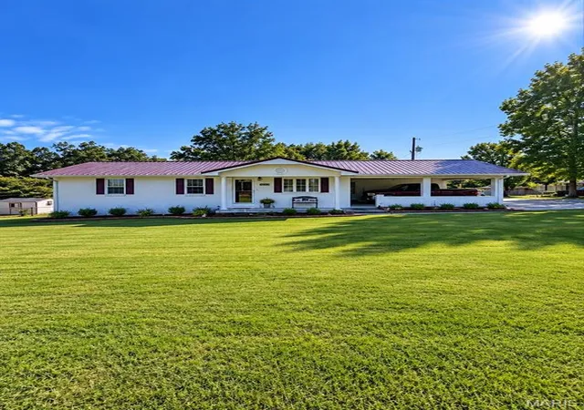 Photo 1 of Sale Pending at 3002 Charlton Ln, Poplar Bluff, MO 63901 | MLS# MIS26062644 | Listing updated on 2026-10-02