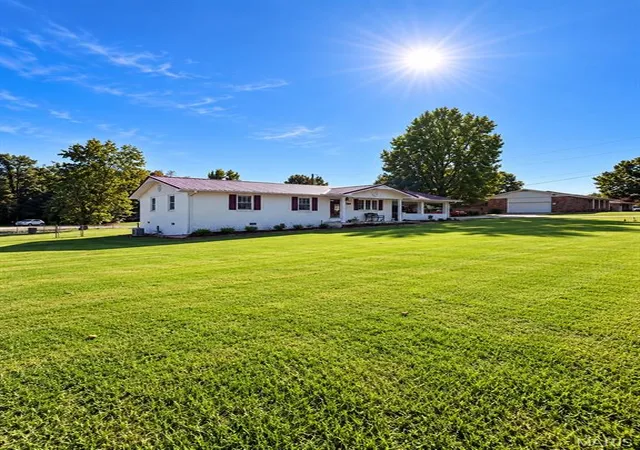 Photo 3 of Sale Pending at 3002 Charlton Ln, Poplar Bluff, MO 63901 | MLS# MIS26062644 | Listing updated on 2026-10-02
