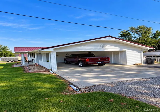 Photo 3 of Sale Pending at 3002 Charlton Ln, Poplar Bluff, MO 63901 | MLS# MIS26062644 | Listing updated on 2026-10-02