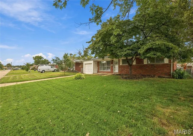 Photo 3 of Single family home for sale at 14 Tamma Ln, Hazelwood, MO 63042 | MLS# MIS26062652 | Listing updated on 2026-10-01