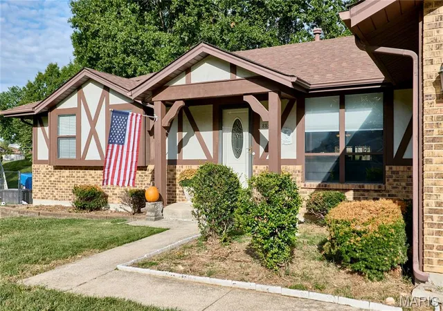 Photo 2 of Single family home for sale at 885 San Sebastian Dr, Fenton, MO 63026 | MLS# MIS26062660 | Listing updated on 2026-10-01