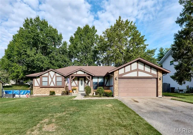 Photo 3 of Single family home for sale at 885 San Sebastian Dr, Fenton, MO 63026 | MLS# MIS26062660 | Listing updated on 2026-10-01