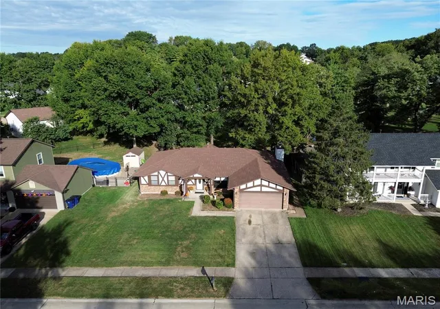 Photo 3 of Single family home for sale at 885 San Sebastian Dr, Fenton, MO 63026 | MLS# MIS26062660 | Listing updated on 2026-10-01