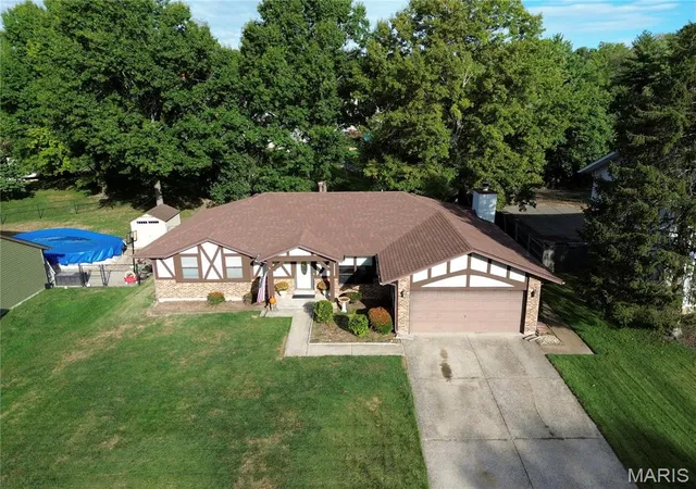 Photo 4 of Single family home for sale at 885 San Sebastian Dr, Fenton, MO 63026 | MLS# MIS26062660 | Listing updated on 2026-10-01