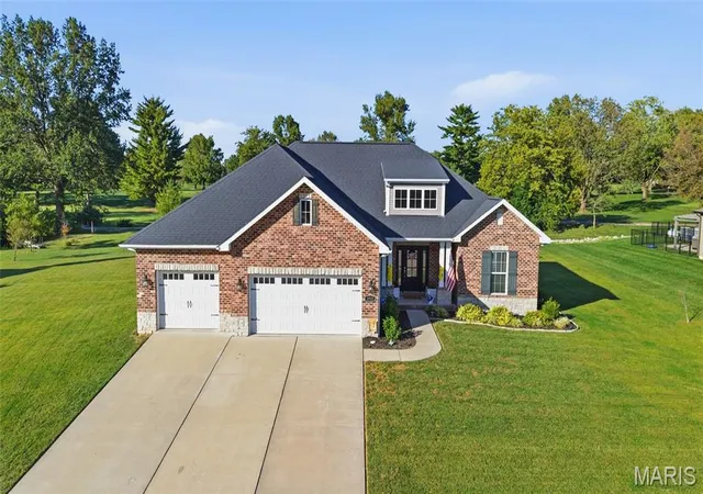 Photo 1 of Single family home for sale at 3717 Golfview Cir, Belleville, IL 62221 | MLS# MIS26062672 | Listing updated on 2026-10-04