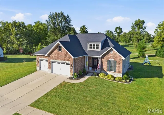 Photo 2 of Single family home for sale at 3717 Golfview Cir, Belleville, IL 62221 | MLS# MIS26062672 | Listing updated on 2026-10-04