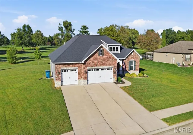 Photo 3 of Single family home for sale at 3717 Golfview Cir, Belleville, IL 62221 | MLS# MIS26062672 | Listing updated on 2026-10-04